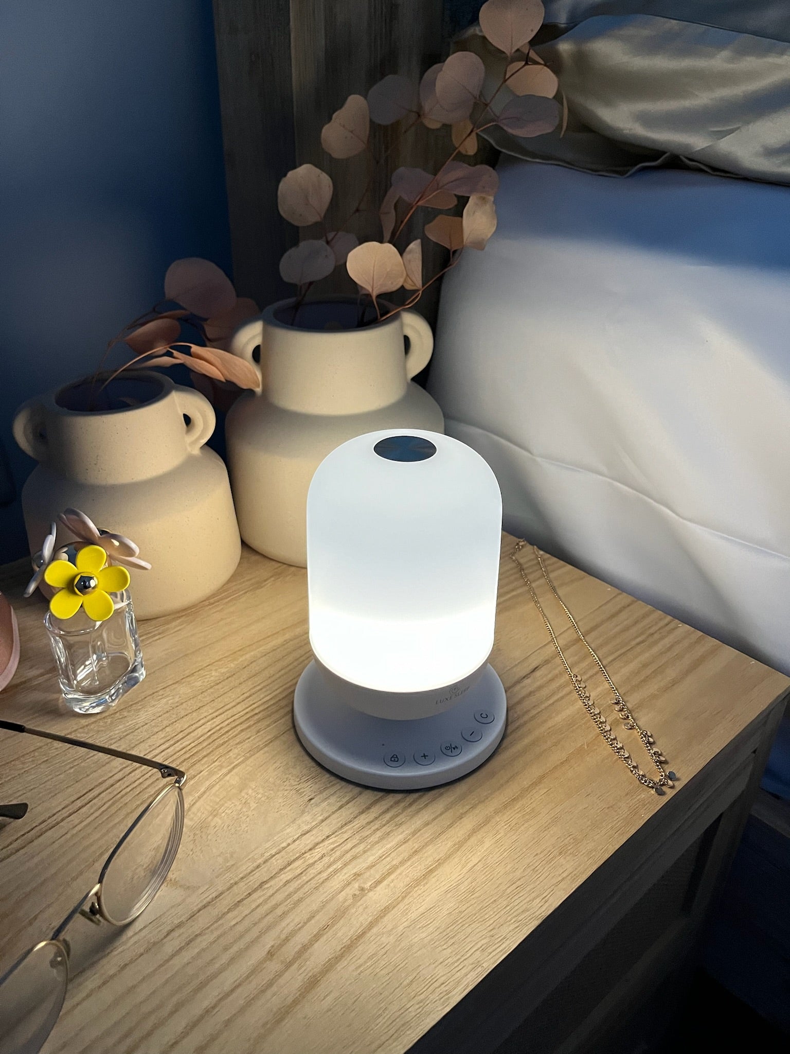 Compact and sleek white noise machine 